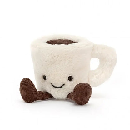 Vorderansicht: Jellycat Amuseables Espresso Cup – weiße Kuscheltier-Tasse mit dunkelbraunen Füßchen, Henkel, Espresso und lachendem Gesicht mit schwarzen Knopfaugen.