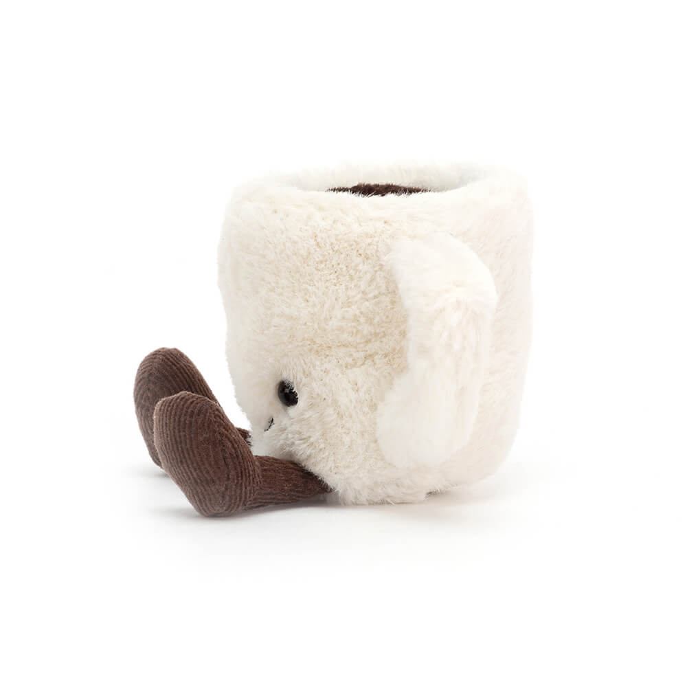 Seitenansicht: Jellycat Amuseables Espresso Cup – weiße Kuscheltier-Tasse mit dunkelbraunen Füßchen, Henkel, Espresso und lachendem Gesicht mit schwarzen Knopfaugen.