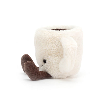 Seitenansicht: Jellycat Amuseables Espresso Cup – weiße Kuscheltier-Tasse mit dunkelbraunen Füßchen, Henkel, Espresso und lachendem Gesicht mit schwarzen Knopfaugen.